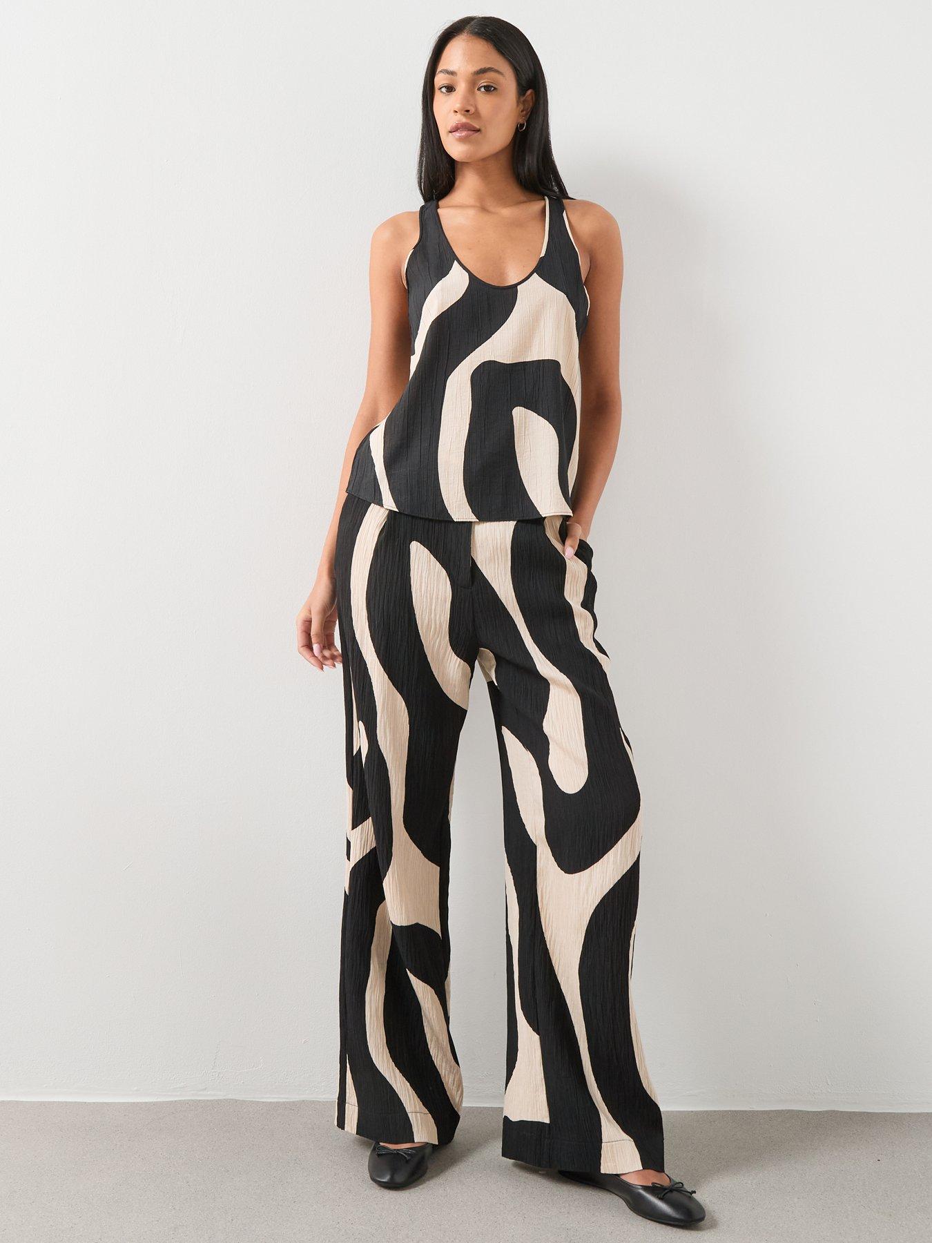 Image 3 of 6 of Mango Printed Crop Top - Black