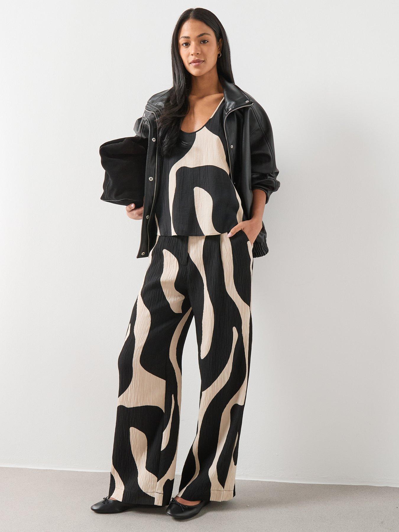 Image 5 of 6 of Mango Printed Crop Top - Black