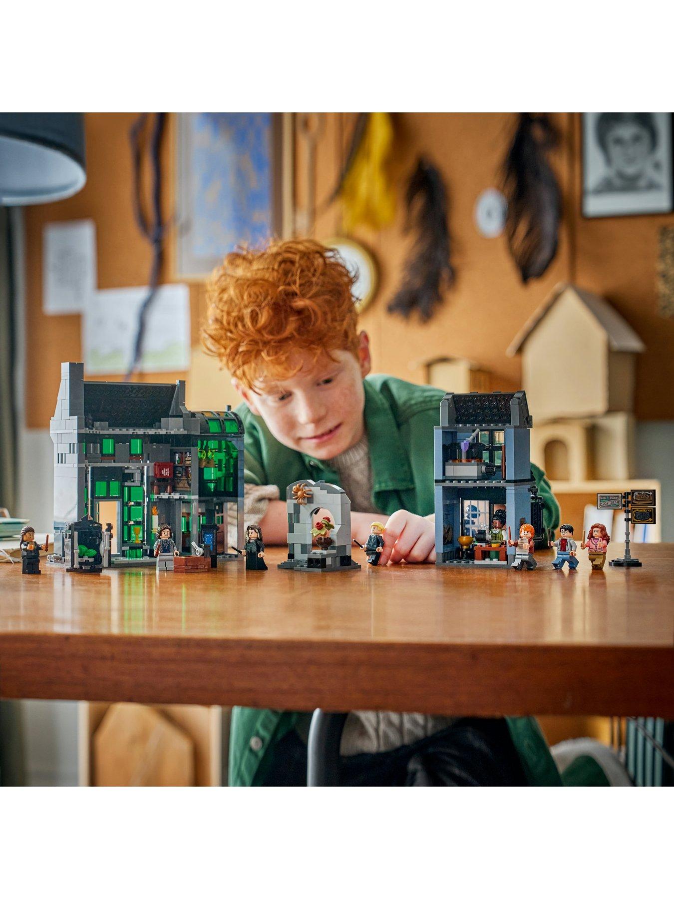 Image 3 of 6 of LEGO Harry Potter Knockturn Alley&trade; Wizarding Shops 76471