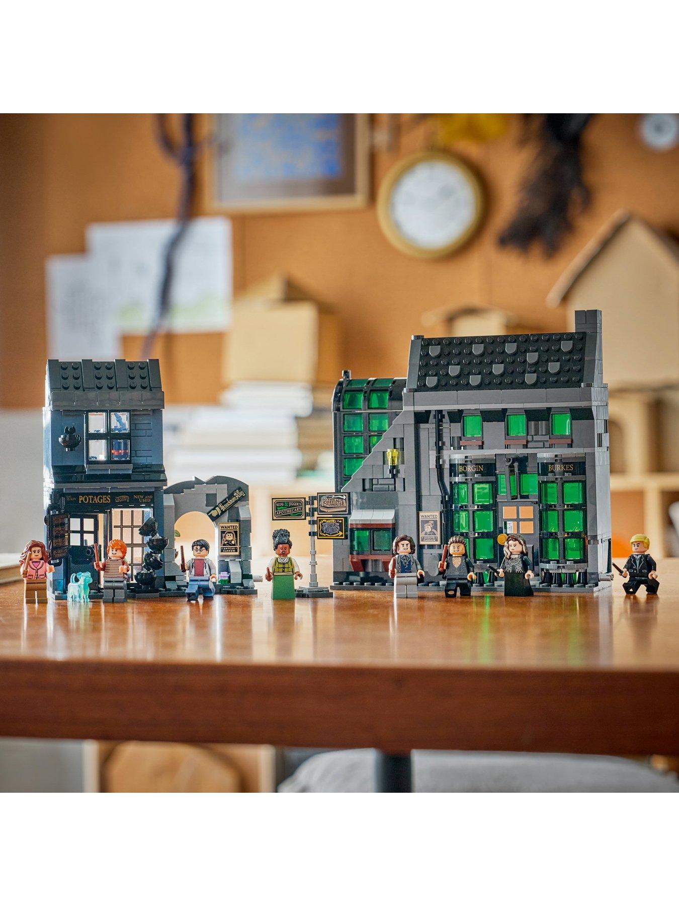 Image 4 of 6 of LEGO Harry Potter Knockturn Alley&trade; Wizarding Shops 76471