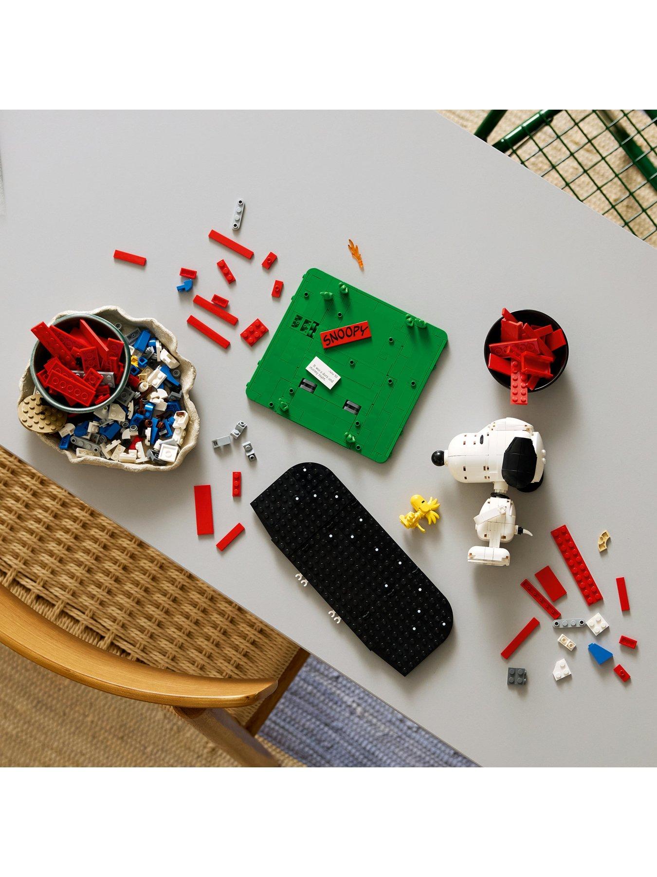 Image 4 of 8 of LEGO Ideas Peanuts: Snoopy&rsquo;s Doghouse Set 21368