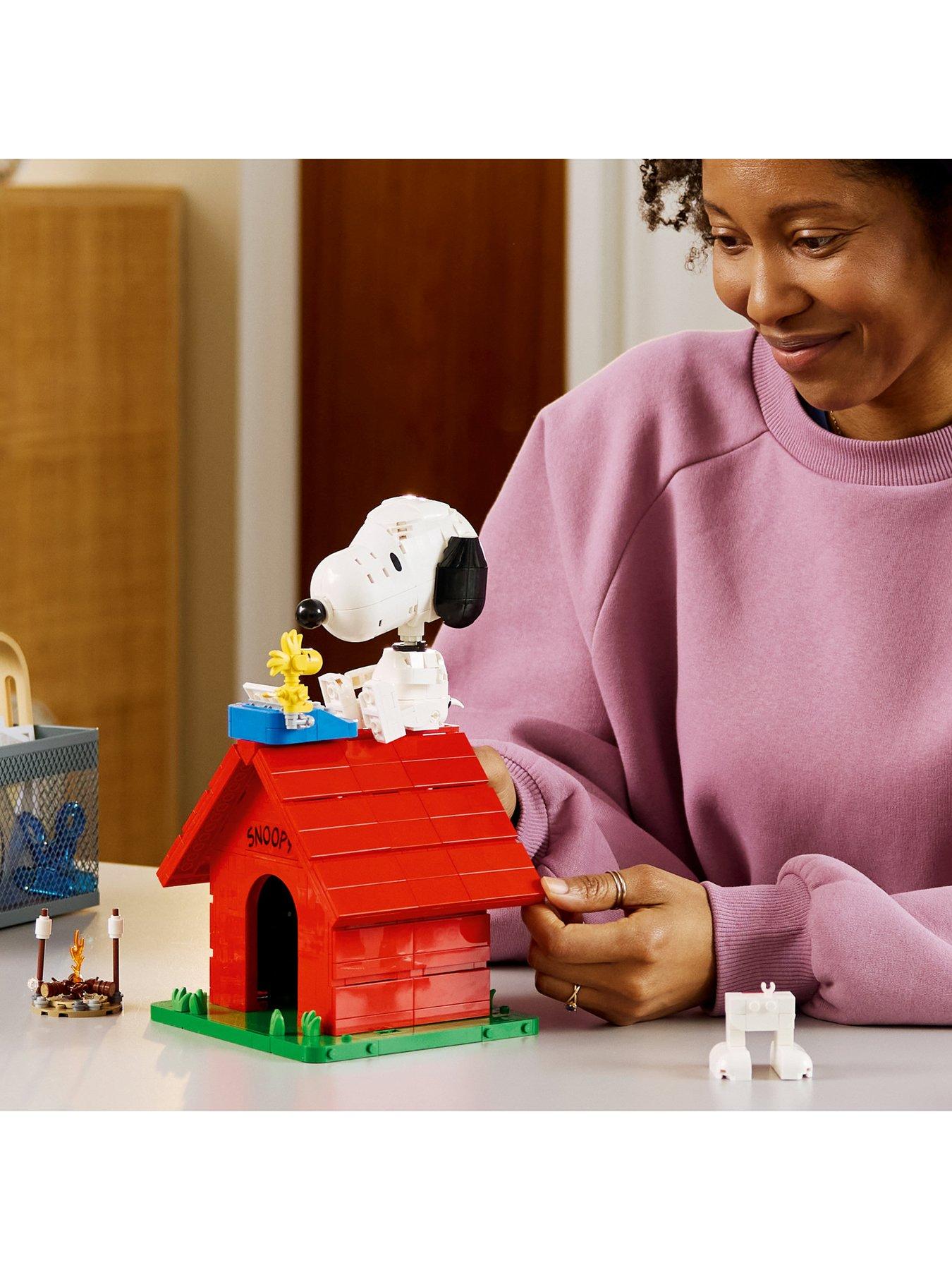 Image 5 of 8 of LEGO Ideas Peanuts: Snoopy&rsquo;s Doghouse Set 21368
