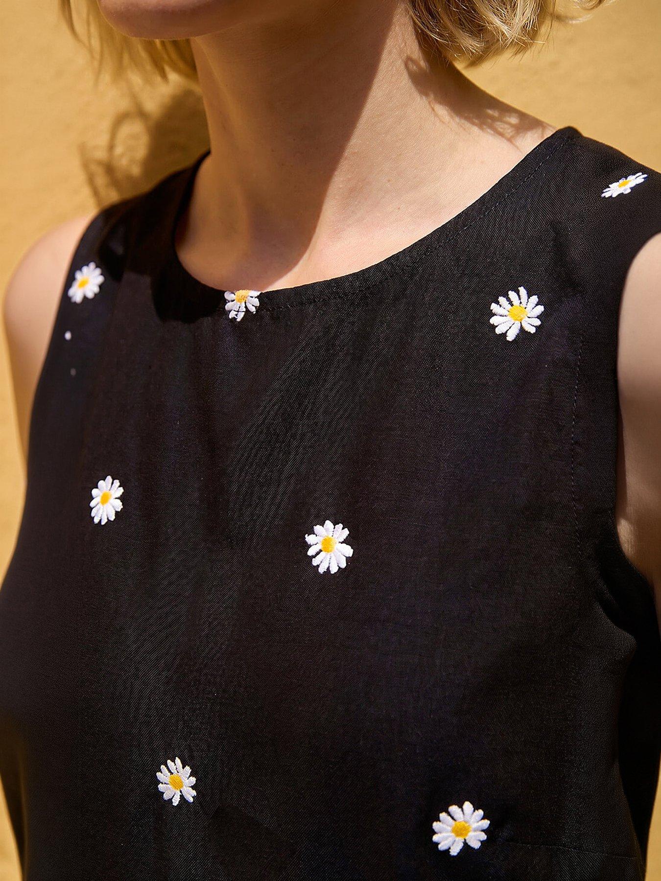 Image 2 of 5 of Roman Daisy Embroidered Vest - Black