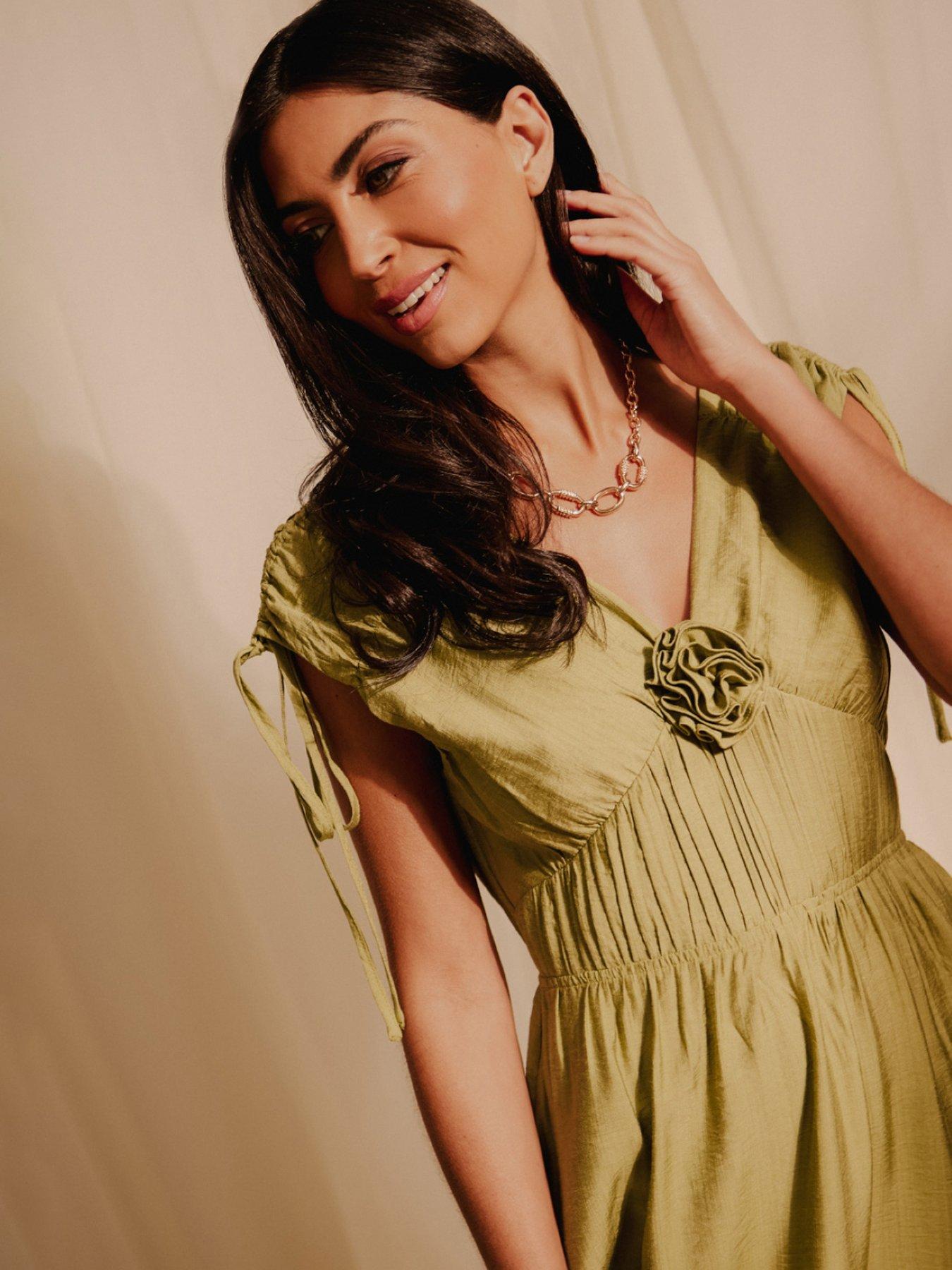 Image 4 of 4 of Little Mistress Linen Midaxi Dress - Lime