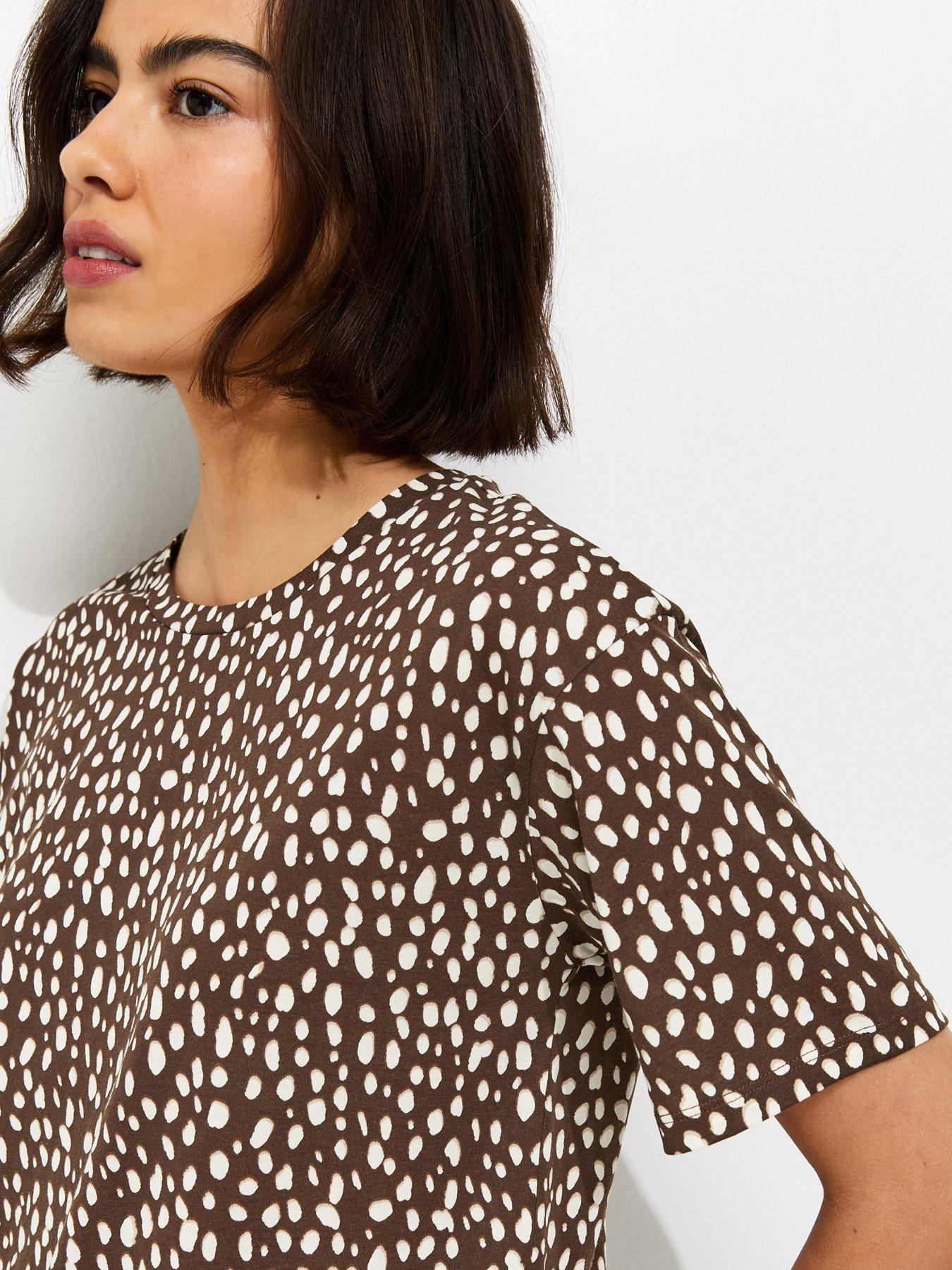Image 4 of 5 of New Look Abstract Spot Print Easy T-Shirt - Brown