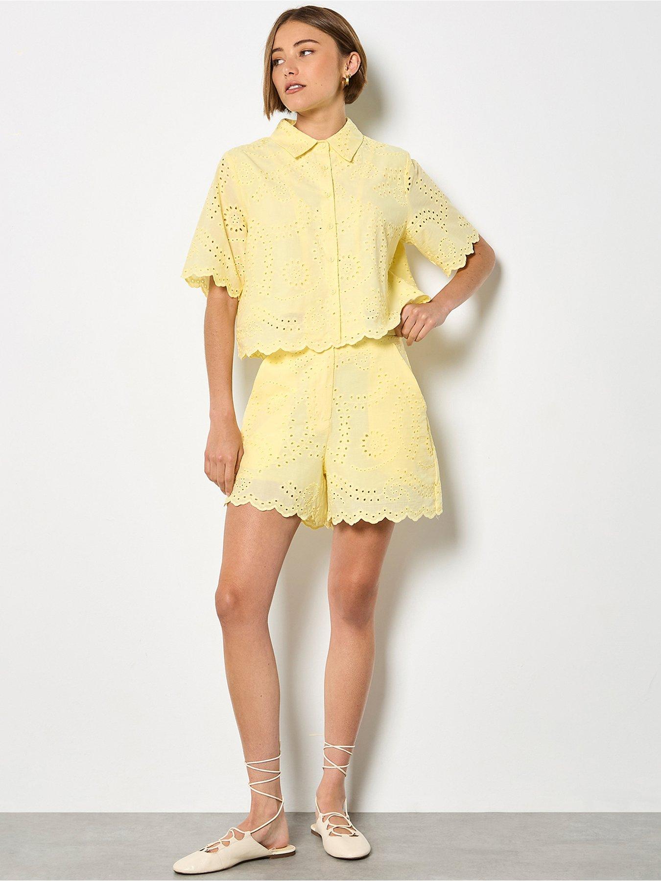 Apricot Scallop Edge Embroider Shorts