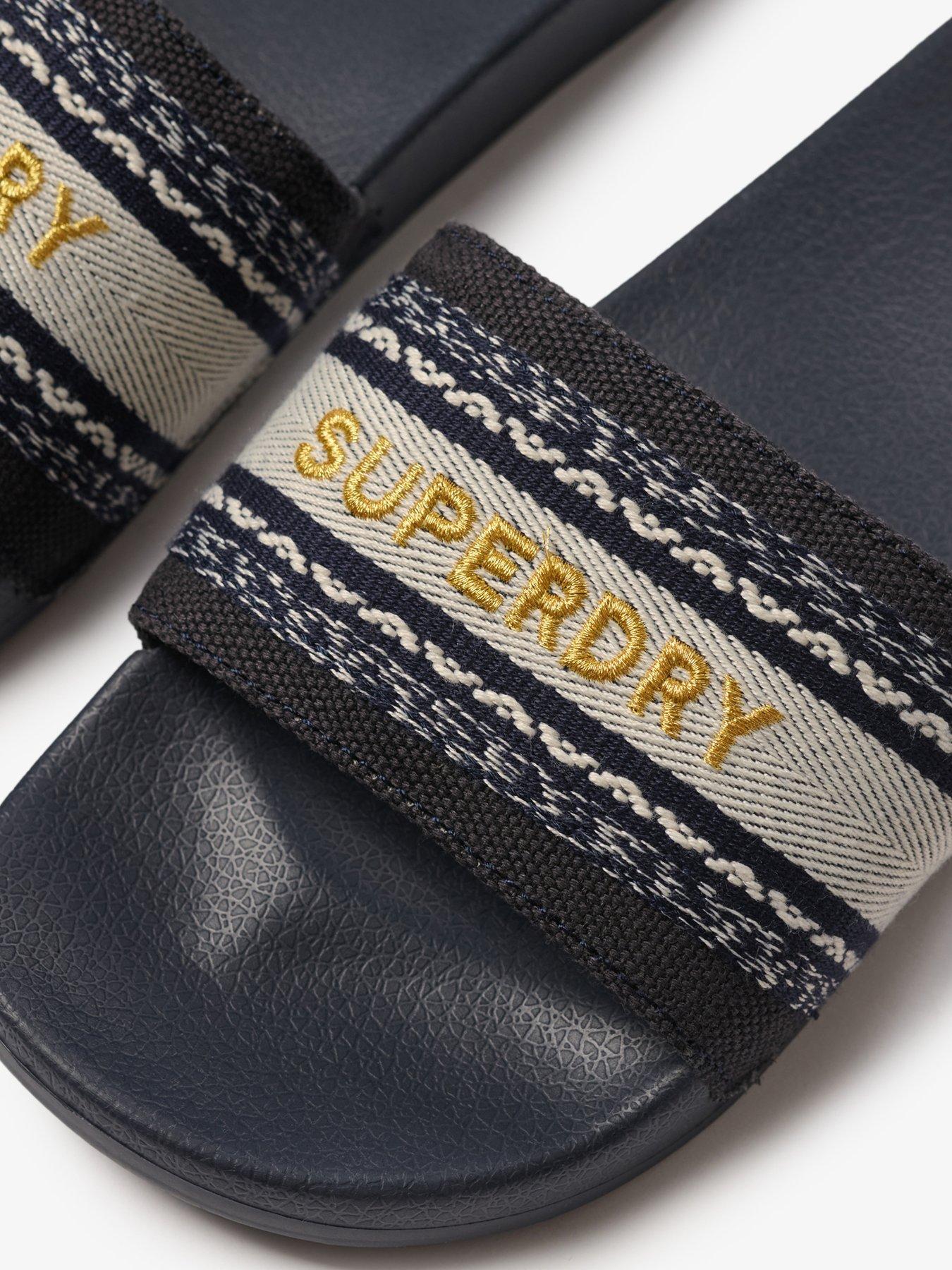 Superdry Claquettes Piscine Camo Vegan – Slides Homme EU 42-43 – Semelle Confort – Style Camouflage – Enfiler Facile – Plage Piscine Maison