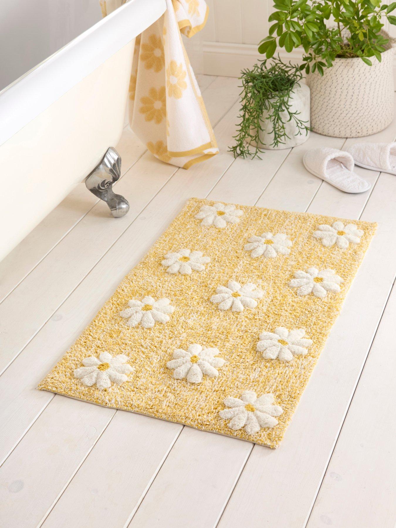 Dreams & Drapes Daisy Floral Bath Mat In Ochre