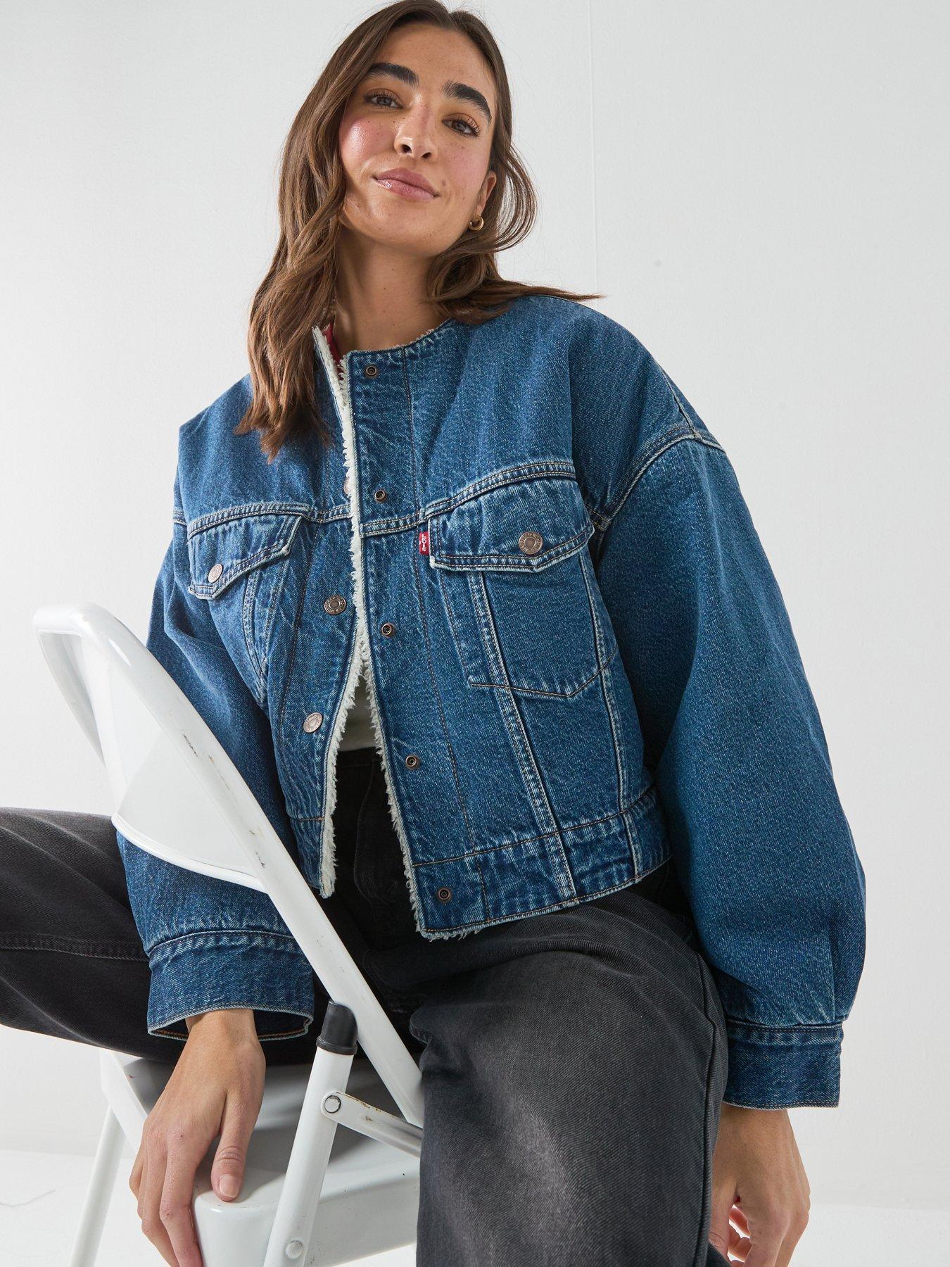 Image 4 of 6 of Levi's Collarless Crop Sherpa Trucker - Blue