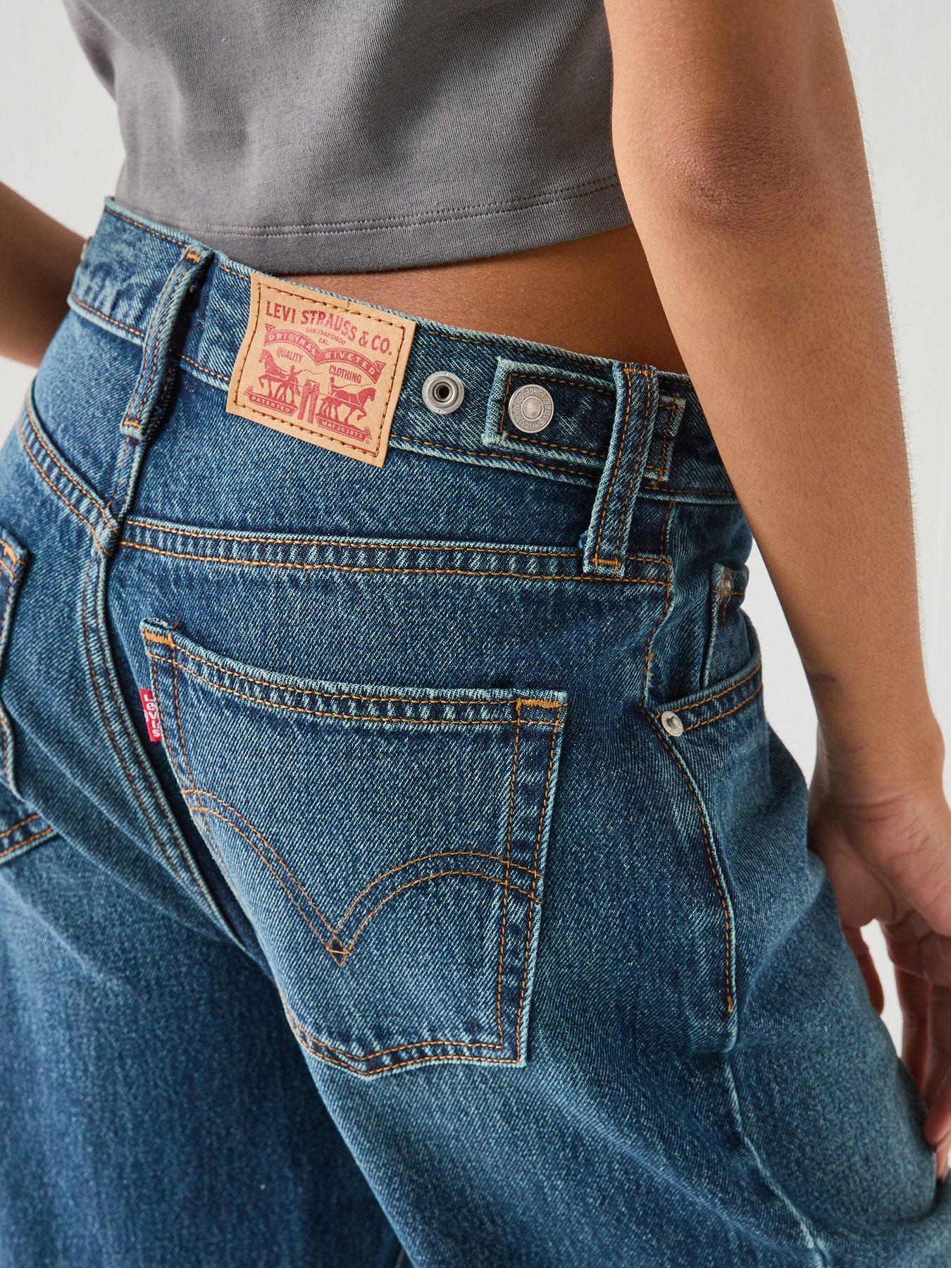 Image 5 of 6 of Levi's Cinch Flared Jeans - Blue