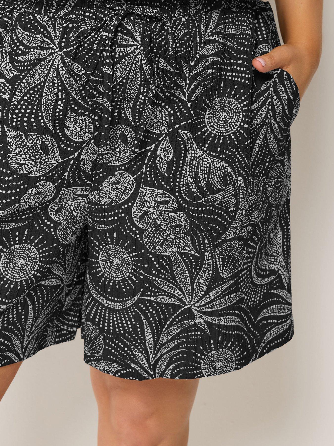 Image 4 of 4 of Yours Curve Shell Print Shorts - Black