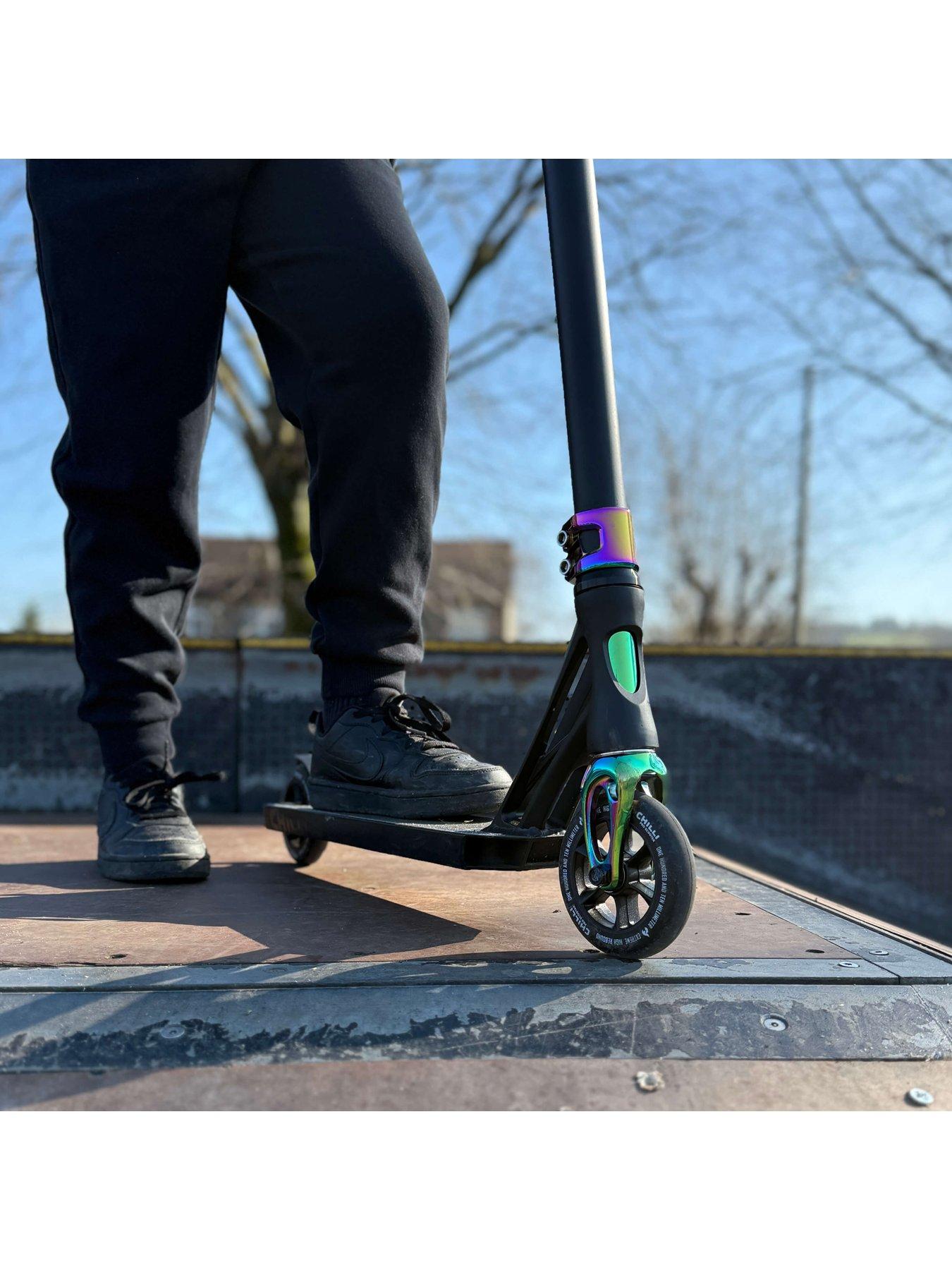Image 4 of 8 of Micro Scooter Chilli Beast V2 Stunt Scooter: Black Neochrome