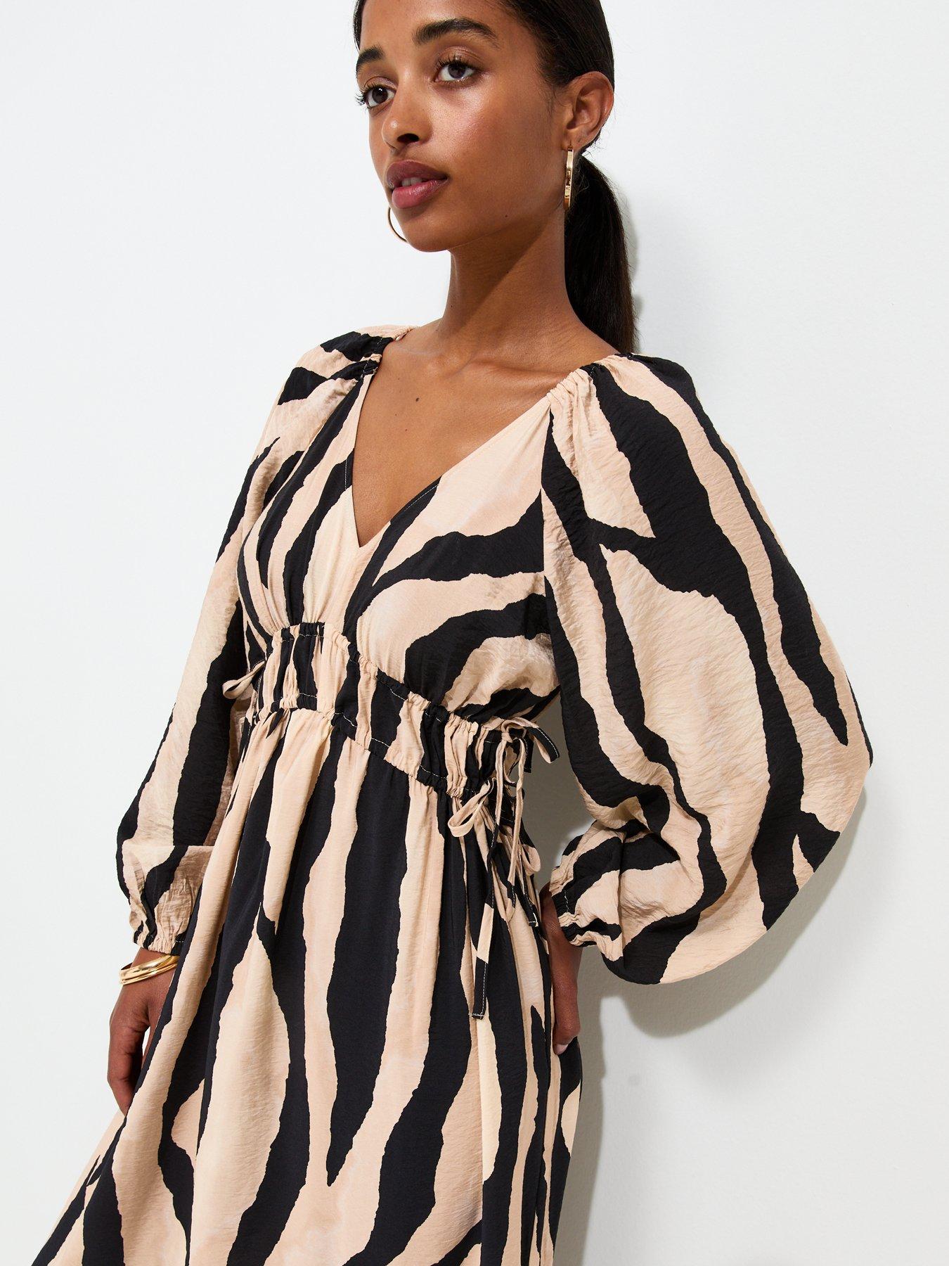 Image 5 of 6 of New Look Abstract Print V-Neck Maxi Dress - Brown
