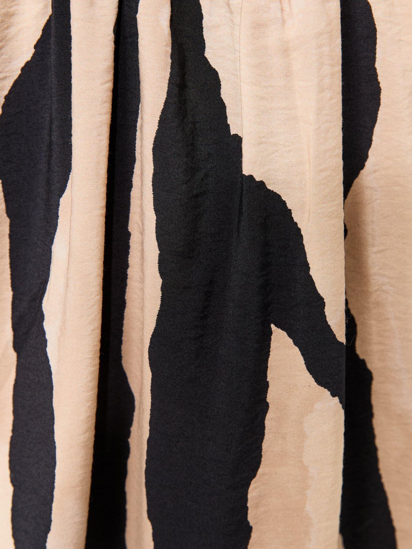 Image 6 of 6 of New Look Abstract Print V-Neck Maxi Dress - Brown