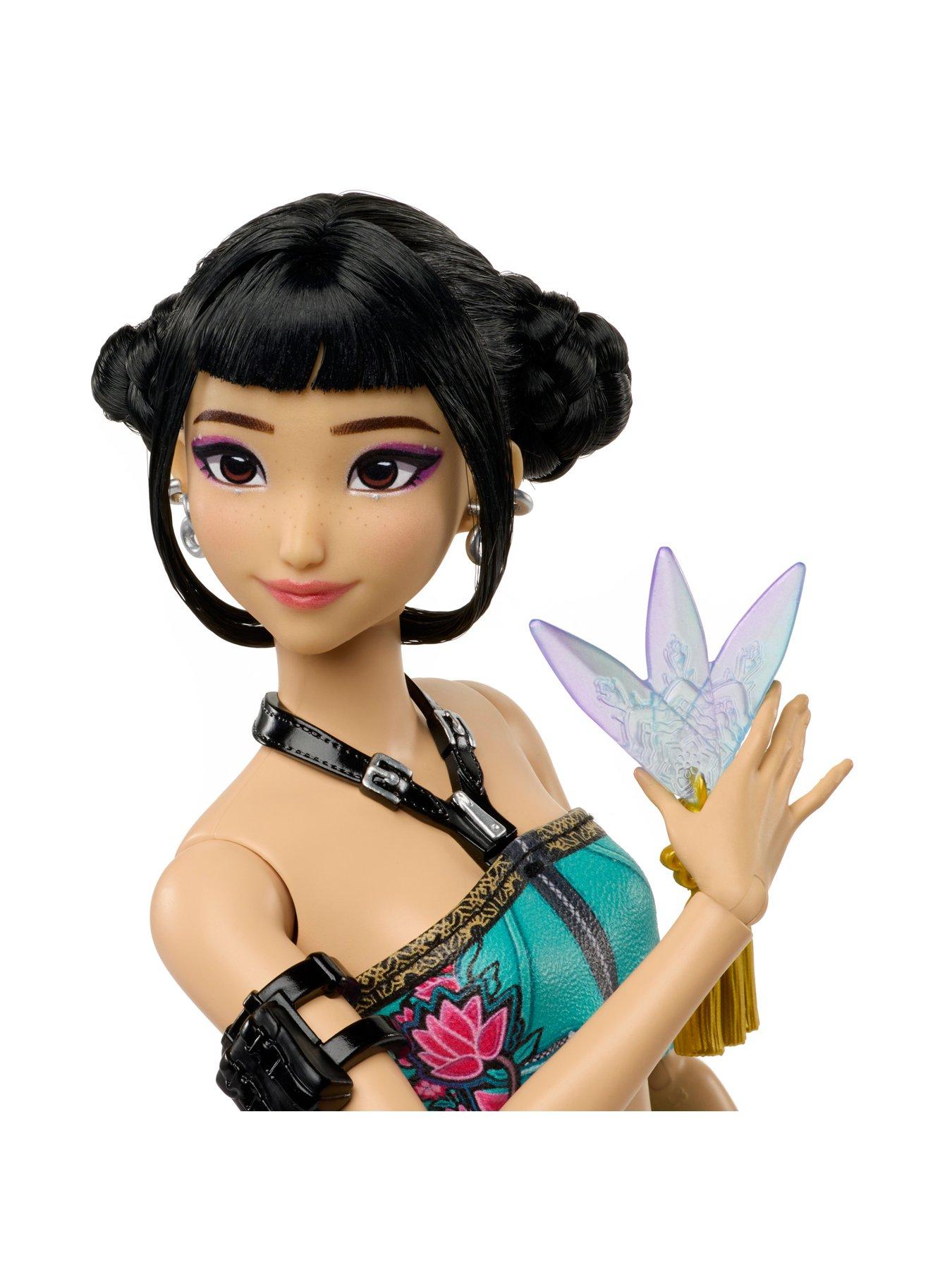 Image 4 of 7 of K-Pop Demon Hunters <p>HUNTR/X Zoey How It's Done Fashion Doll with Spirit Blades Accessory</p>