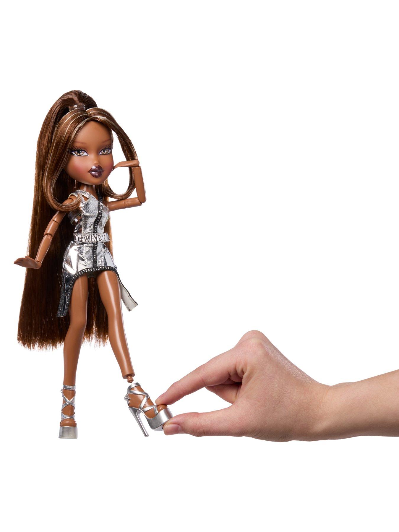 Image 4 of 7 of Bratz All Dolled Up Fashion And Makeup Pack Doll Accessory Set
