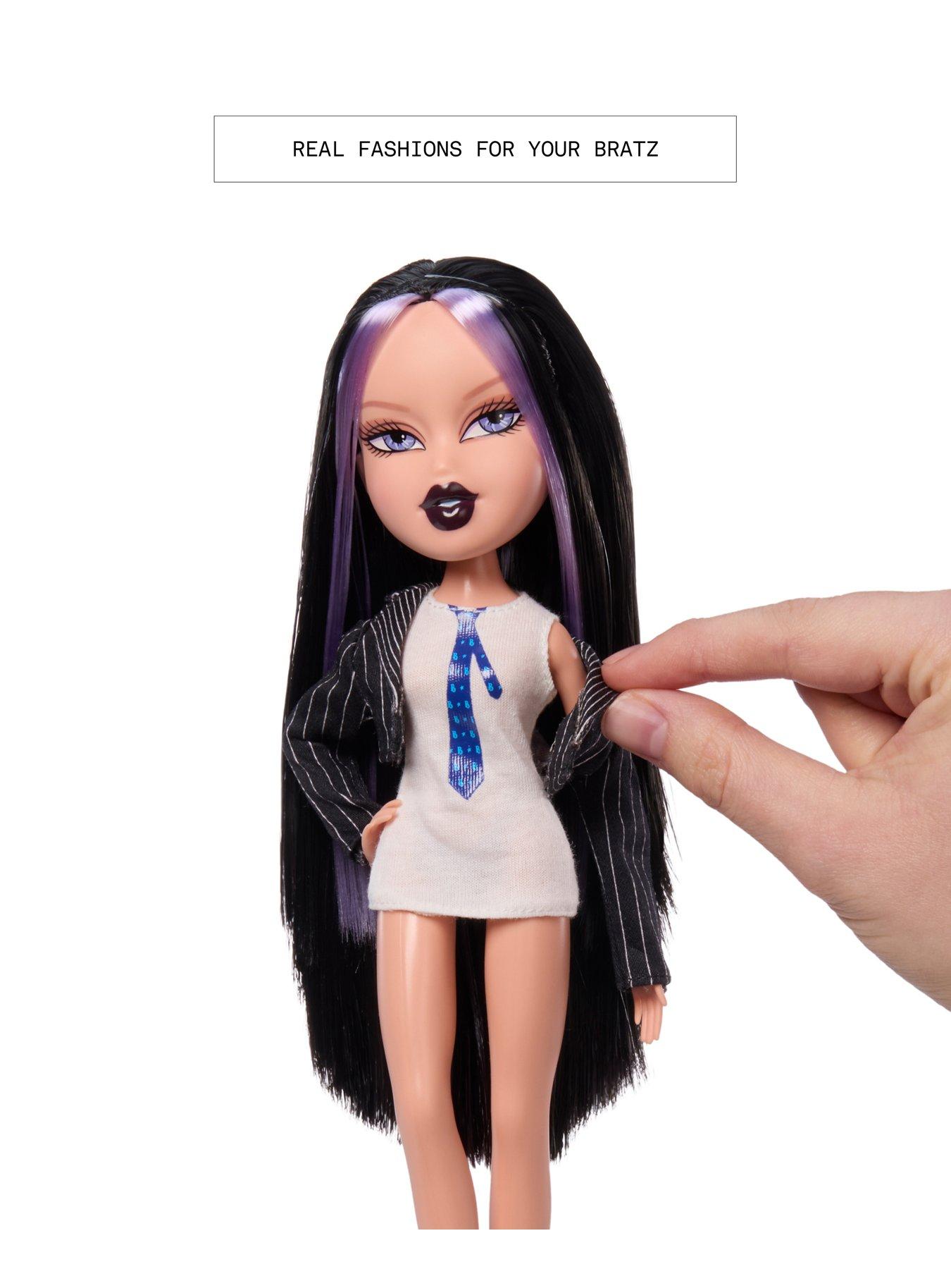 Image 6 of 7 of Bratz All Dolled Up Fashion And Makeup Pack Doll Accessory Set