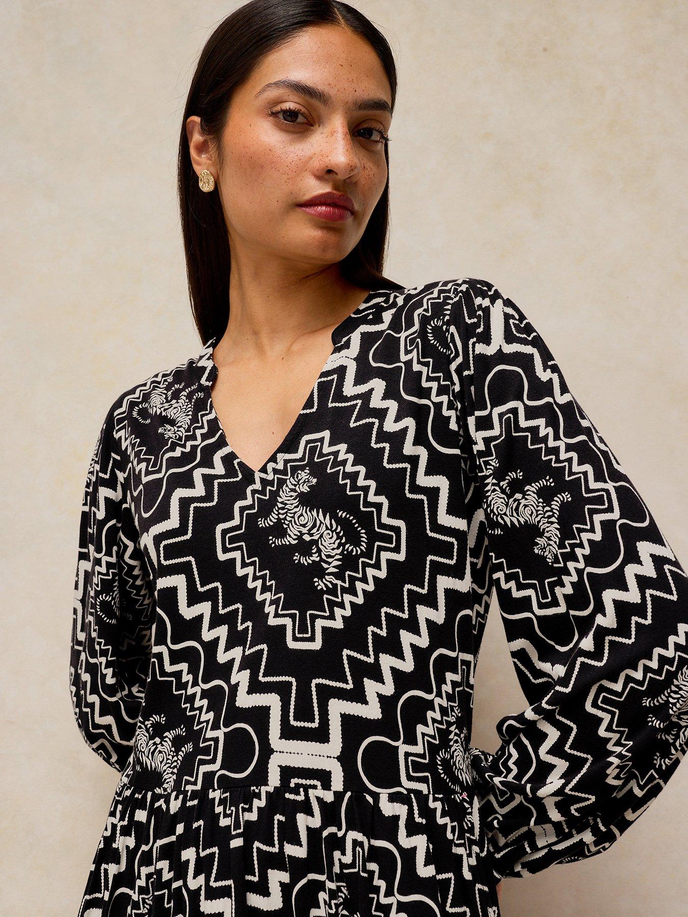 Image 4 of 5 of White Stuff Womens Lola Monochrome Print V-Neck Jersey Dress - Black