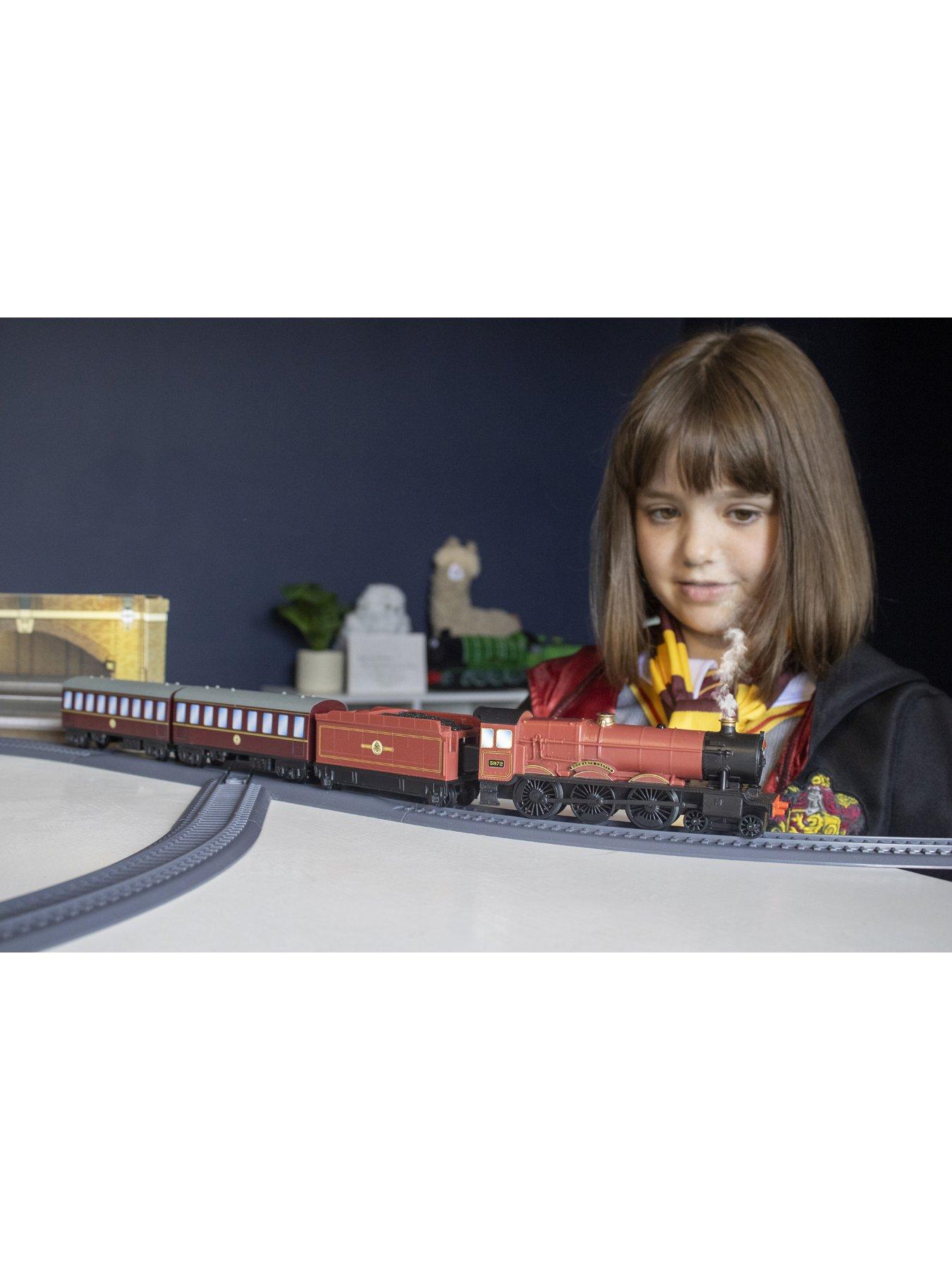 Image 7 of 7 of Hornby Harry Potter Steam And Light Hogwarts Express Train Set