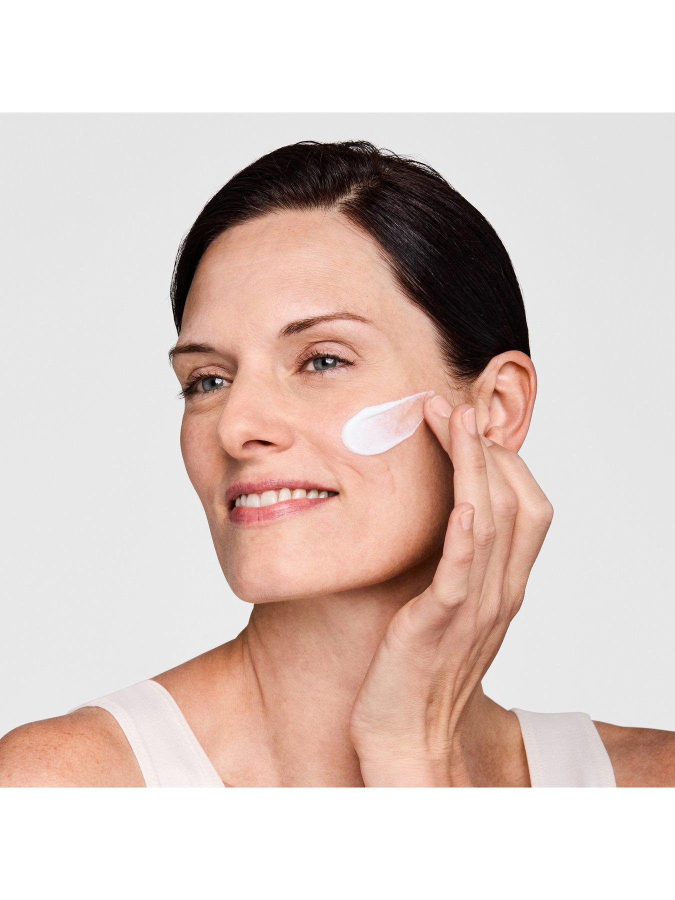 Image 3 of 5 of Estee Lauder DayWear Multi-Protection Anti-Oxidant 24H Moisture Creme SPF15 Moisturiser 50ml