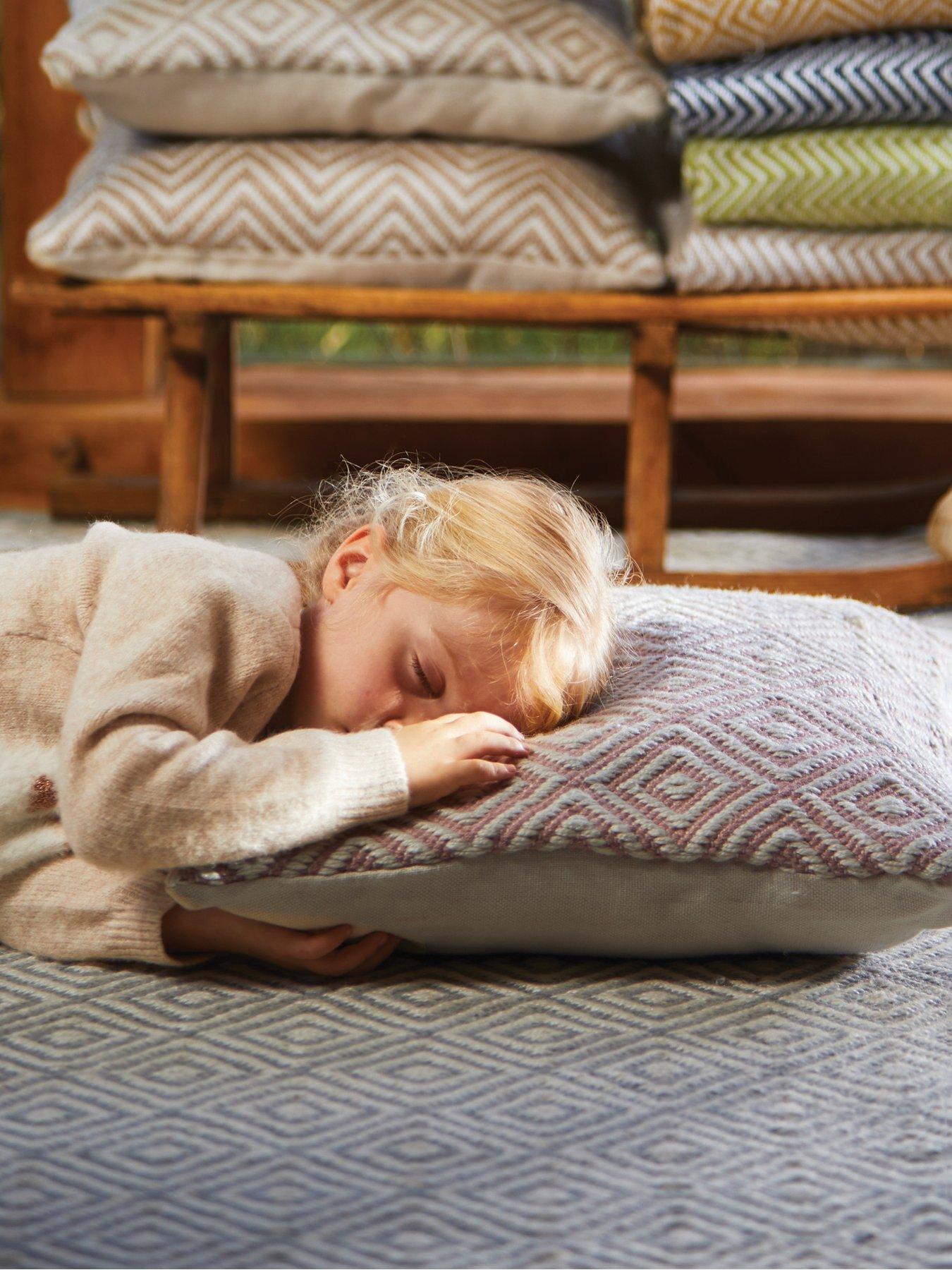 Very Home My Woven Diamond Rug