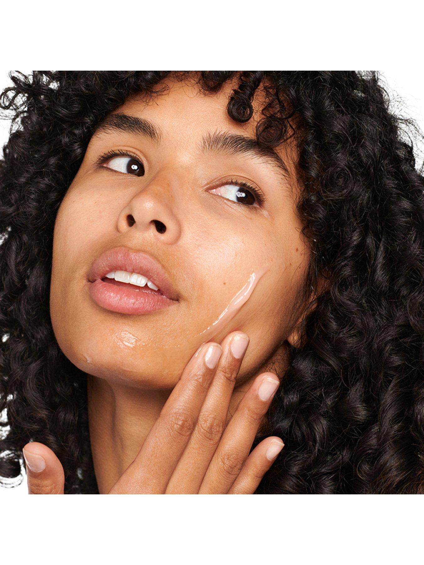 Image 4 of 5 of Clinique Glowing From Head to Toe Gift Set (Worth &pound;71)