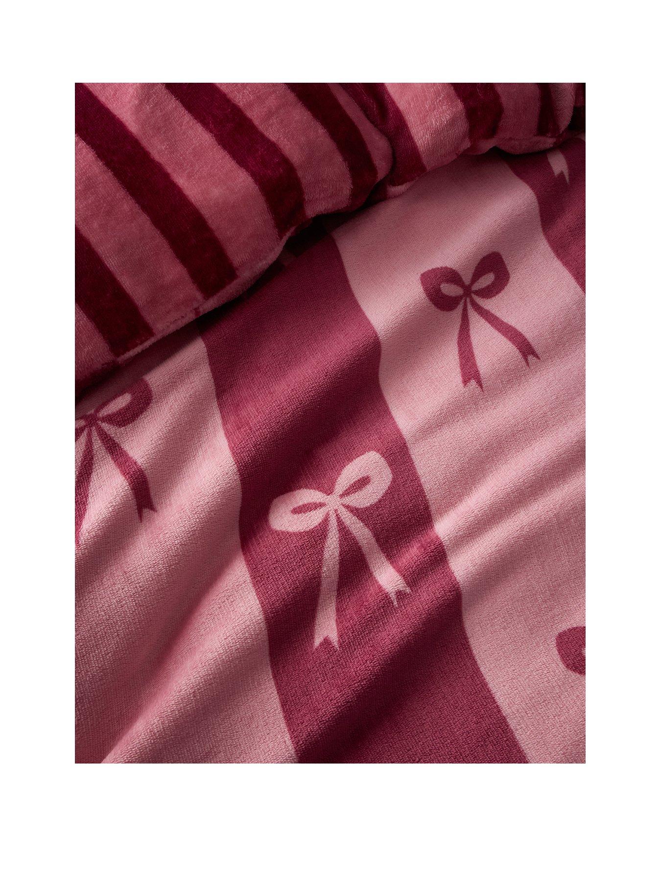 Image 2 of 5 of Fusion Bows Duvet Cover Set In Berry