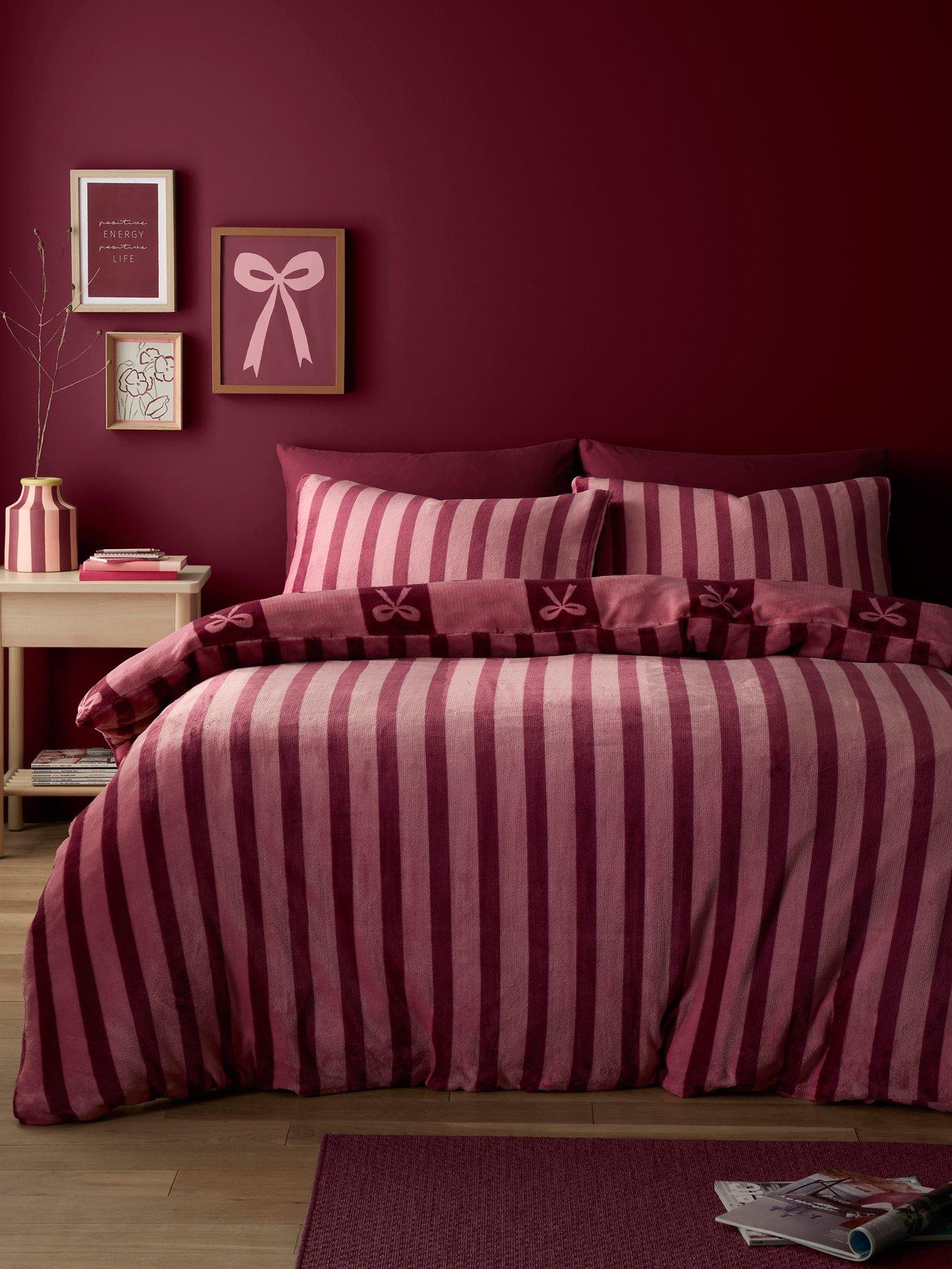 Image 4 of 5 of Fusion Bows Duvet Cover Set In Berry