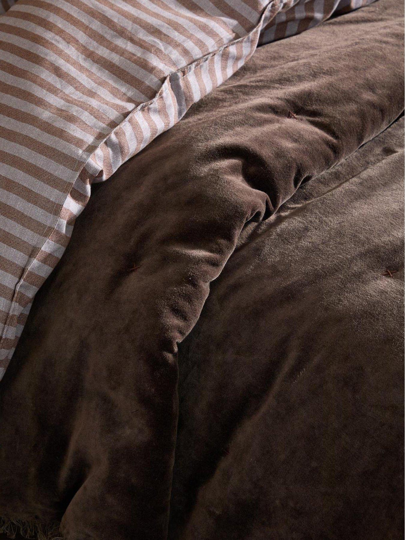Image 4 of 4 of Yard Jaye 140x220 Bedspreadbitter Chocolate