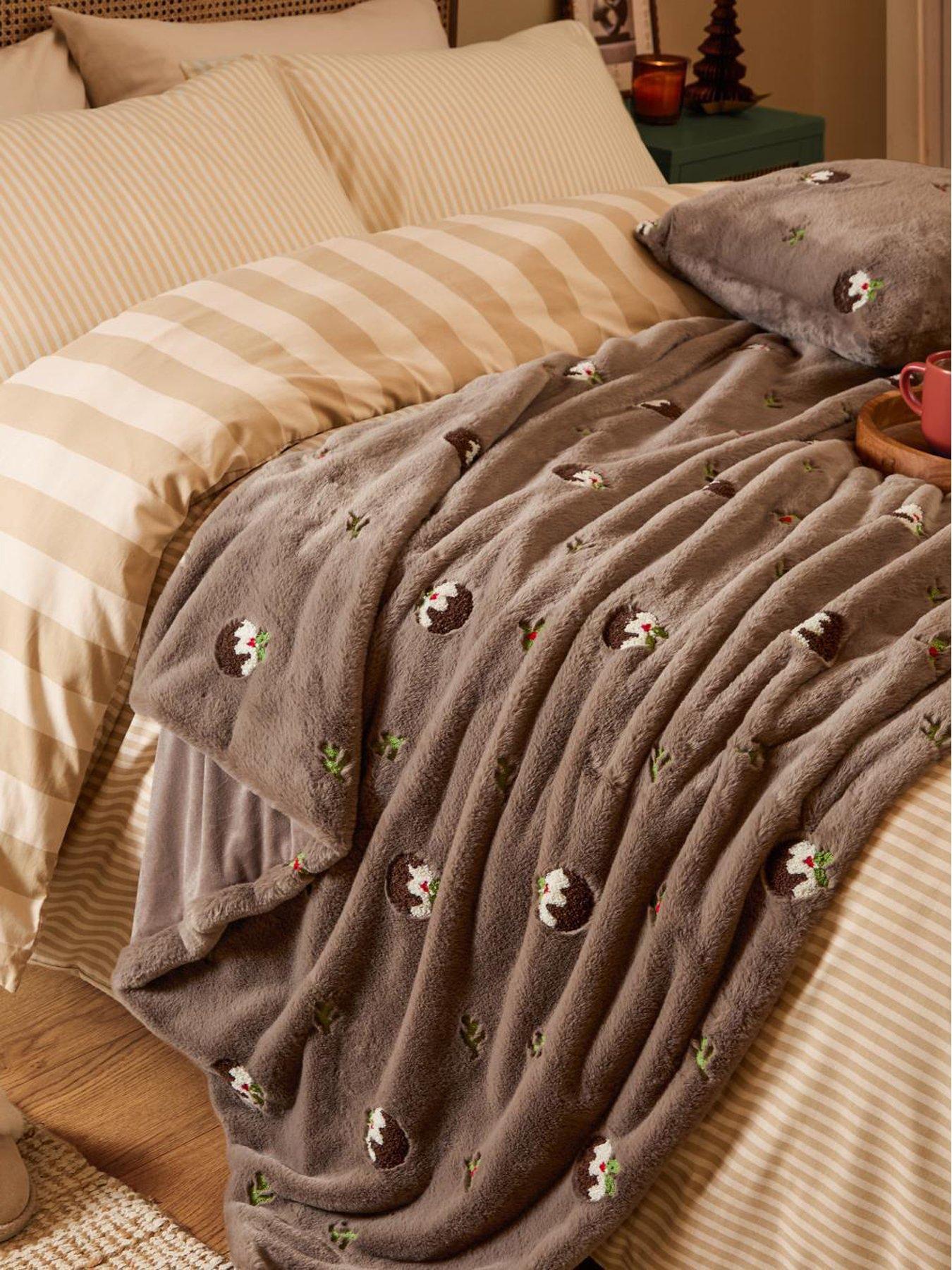 Furn Festive Puddings 130x180 Throw Mocha