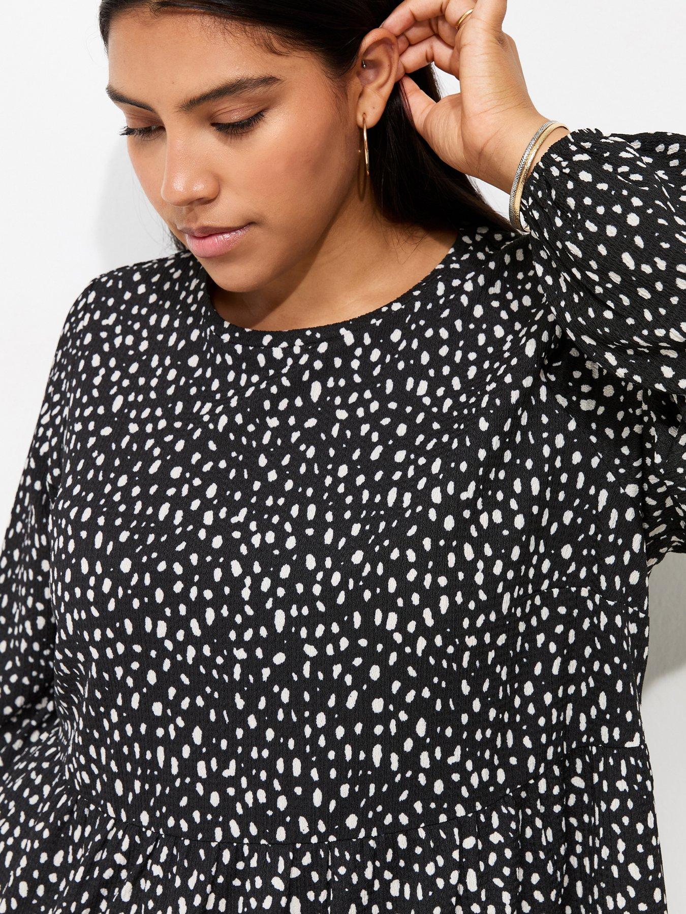 Image 4 of 5 of New Look Curves Crinkle Texture Abstract Print Mini Smock Dress - Black