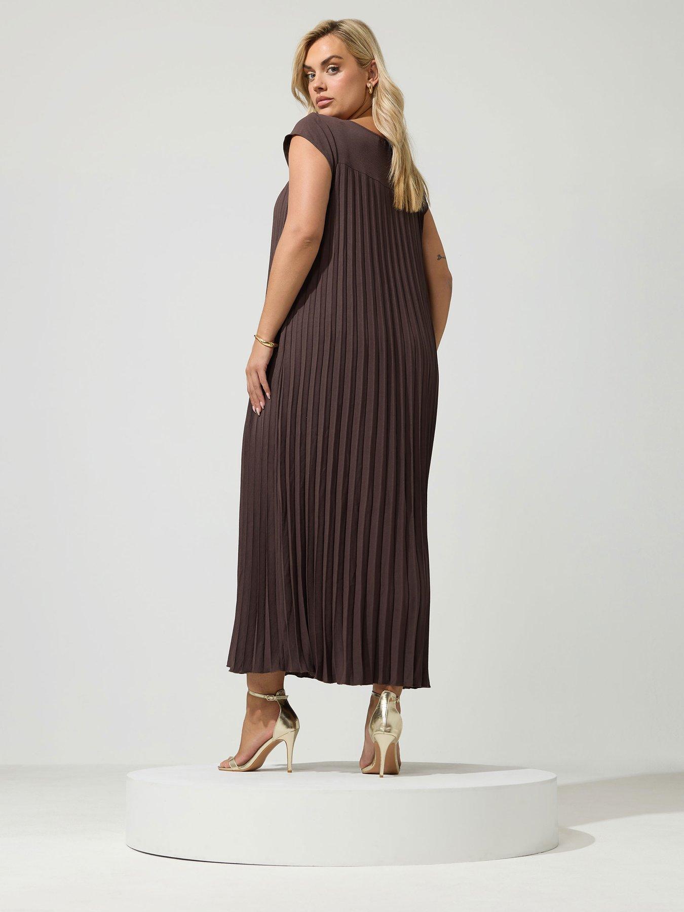 Image 2 of 4 of Yours Curve Pleated Maxi Dress - Brown