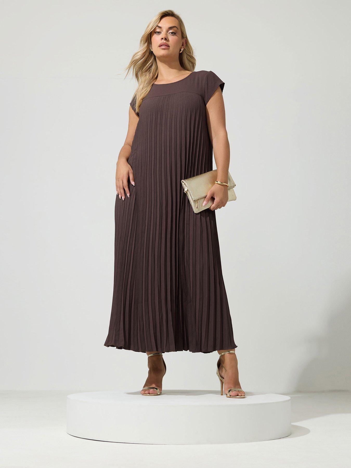 Image 3 of 4 of Yours Curve Pleated Maxi Dress - Brown