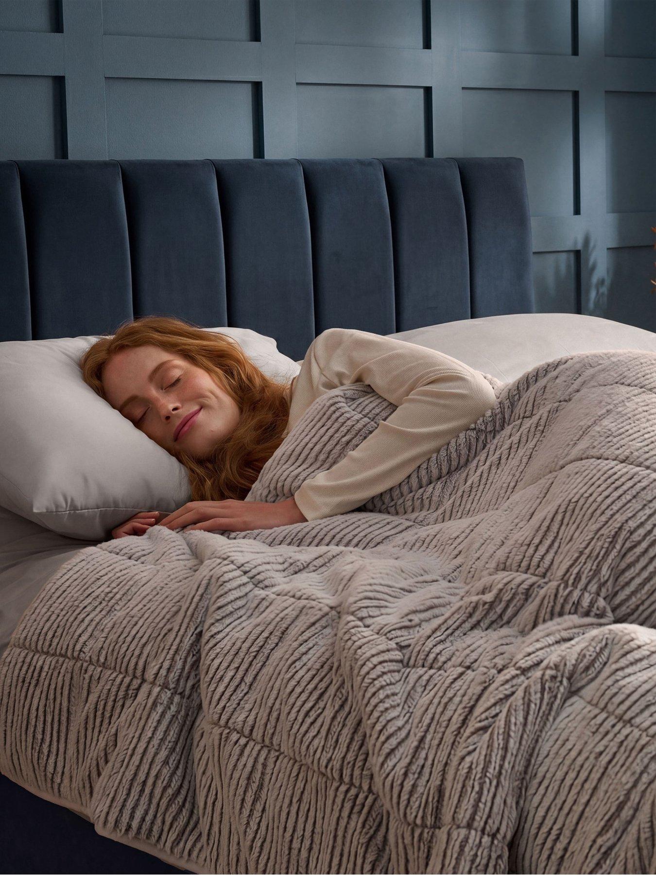 Image 3 of 7 of Silentnight Wellbeing Collection Weighted Blanket Adults 6.8 KG Faux Fur - 150x200cm