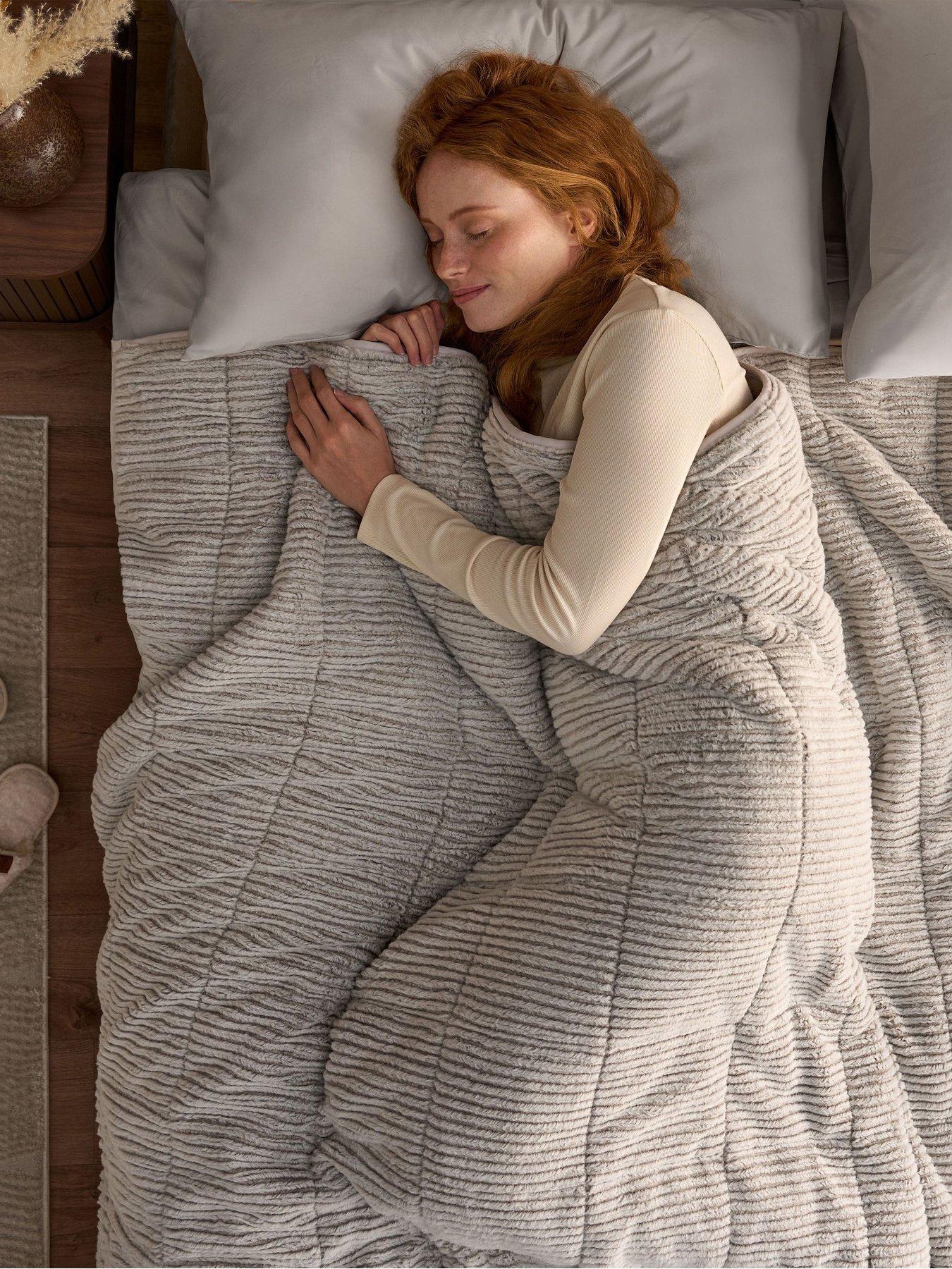 Image 5 of 7 of Silentnight Wellbeing Collection Weighted Blanket Adults 6.8 KG Faux Fur - 150x200cm