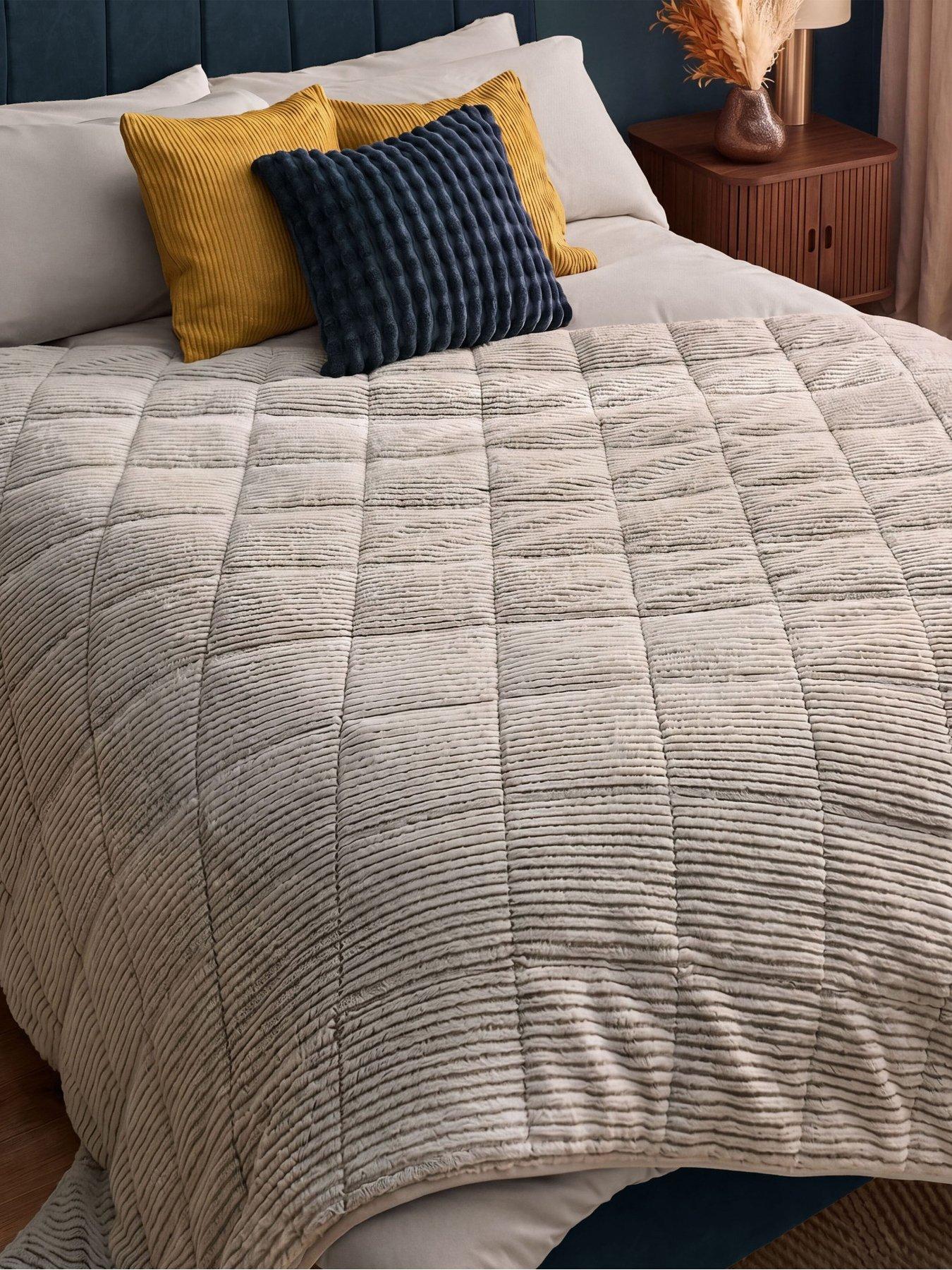 Image 7 of 7 of Silentnight Wellbeing Collection Weighted Blanket Adults 6.8 KG Faux Fur - 150x200cm