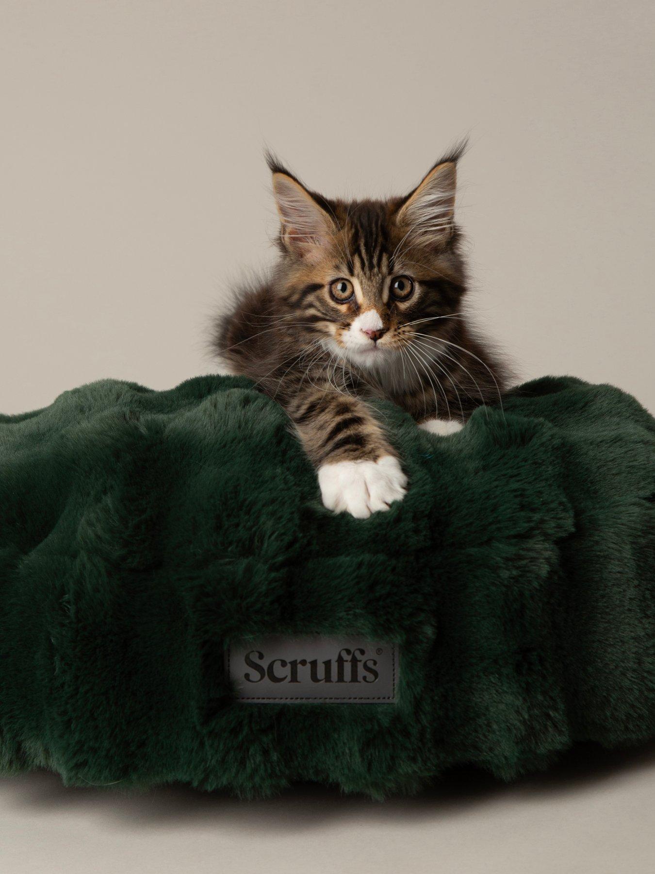 Image 1 of 6 of Scruffs Scruffs Festive Faux&nbsp;Fur Cat Bed