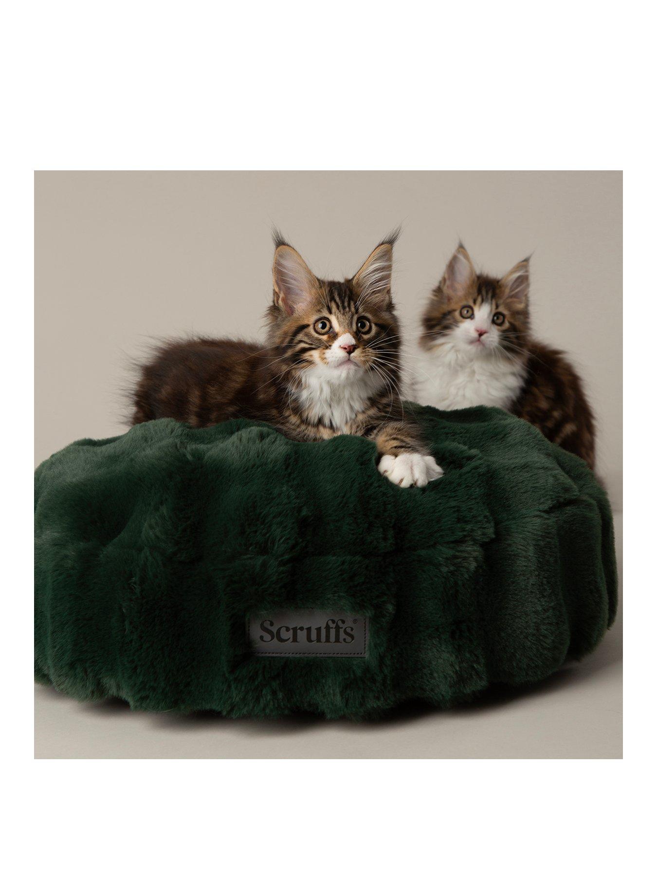 Image 2 of 6 of Scruffs Scruffs Festive Faux&nbsp;Fur Cat Bed