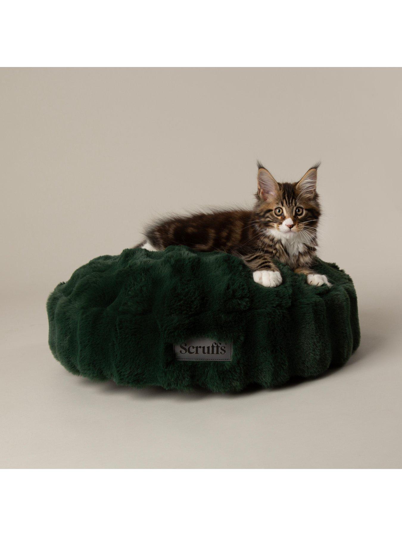 Image 3 of 6 of Scruffs Scruffs Festive Faux&nbsp;Fur Cat Bed