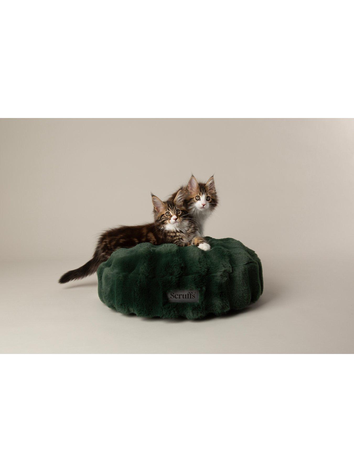 Image 4 of 6 of Scruffs Scruffs Festive Faux&nbsp;Fur Cat Bed