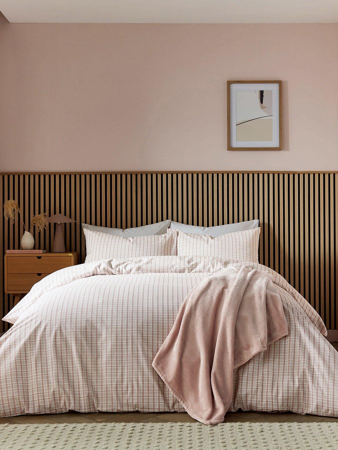 Image 4 of 4 of Helena Springfield Snug Fleece Throw 140X180Cm Pink