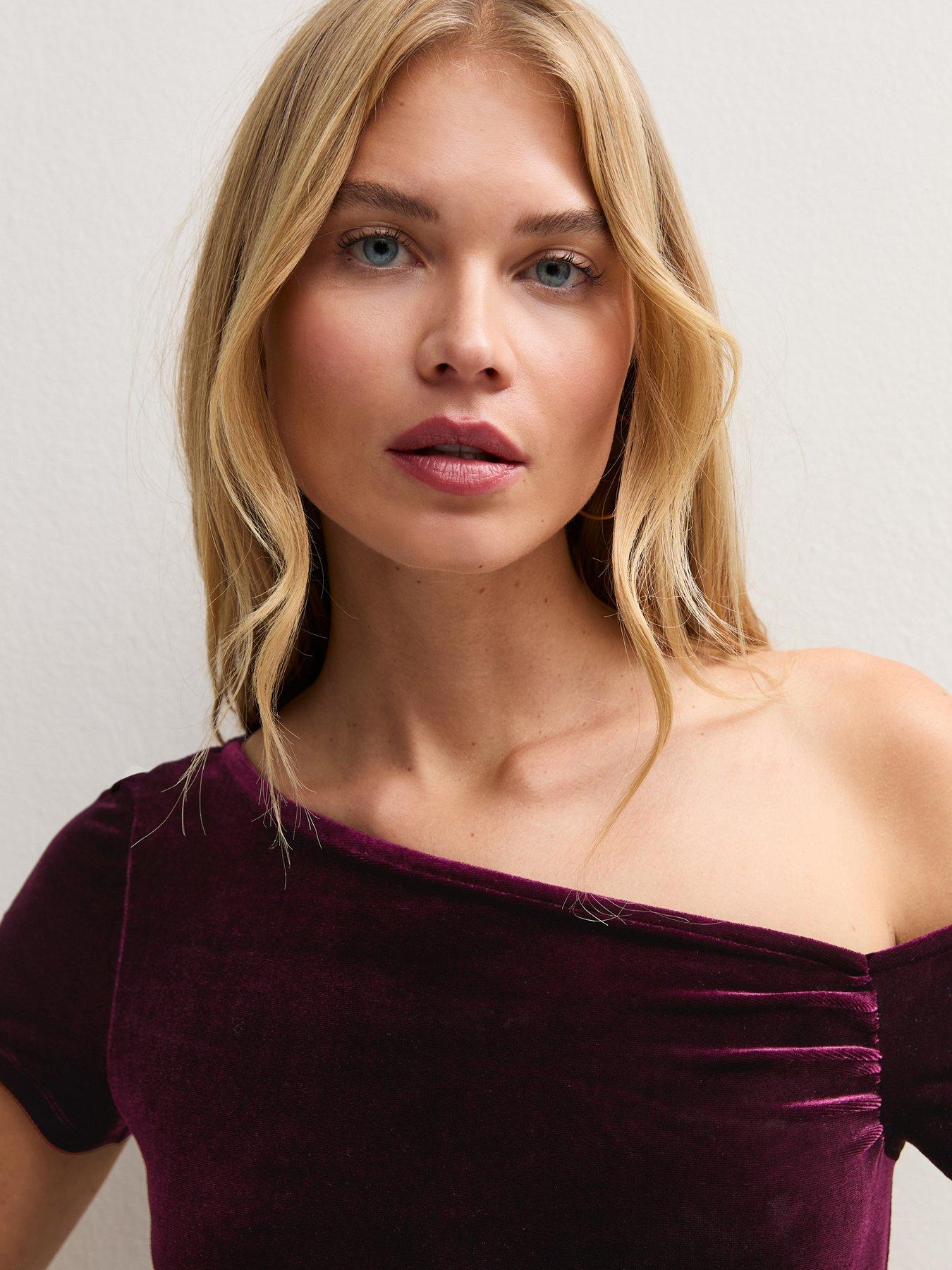 Image 4 of 5 of New Look Womens Fallen Shoulder Velvet Bodysuit - Burgundy