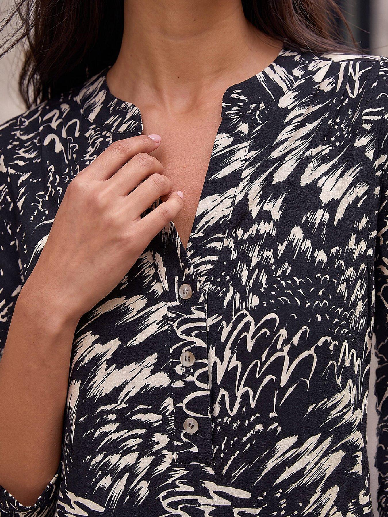 Image 2 of 4 of Roman Womens Petite Abstract Print V-Neck 3/4 Sleeve Shirt - Black